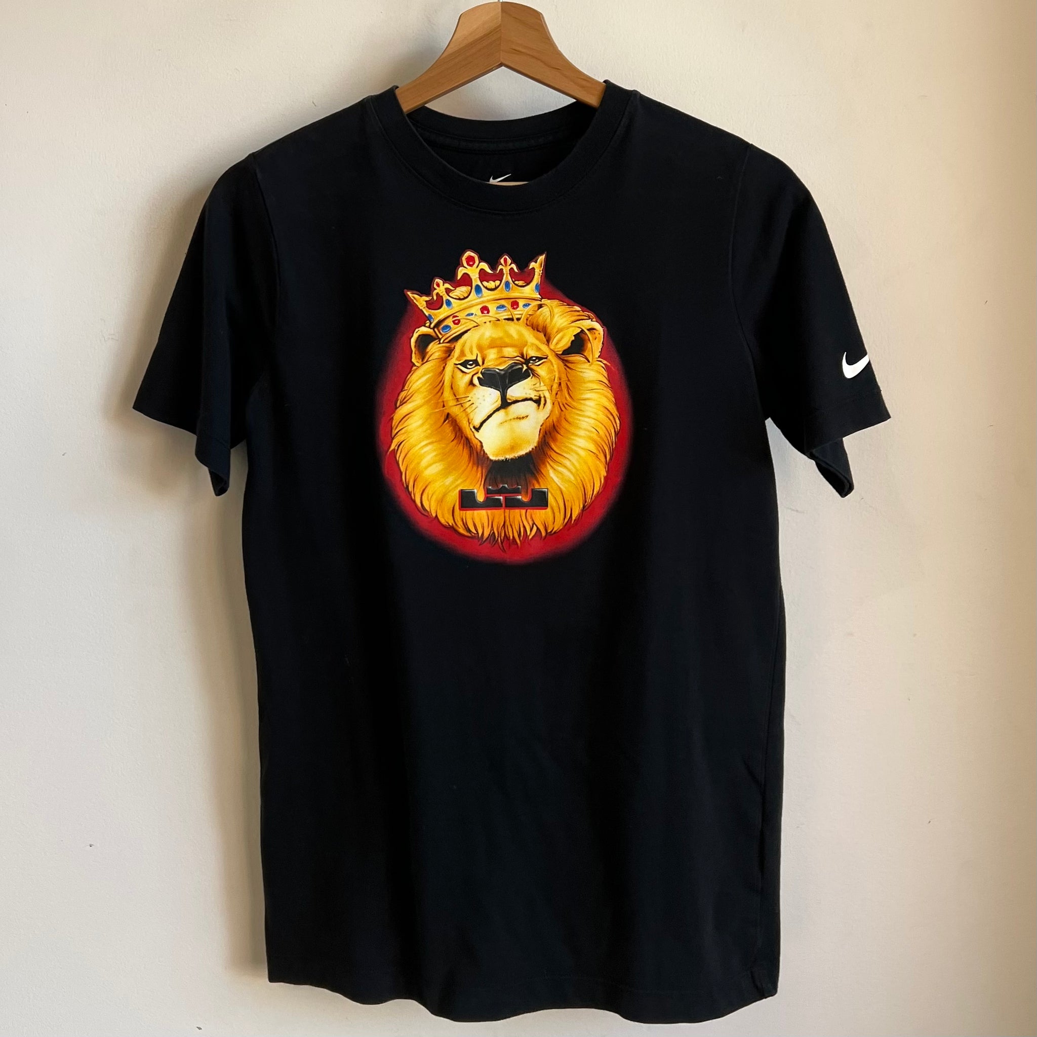Nike lion top t shirt